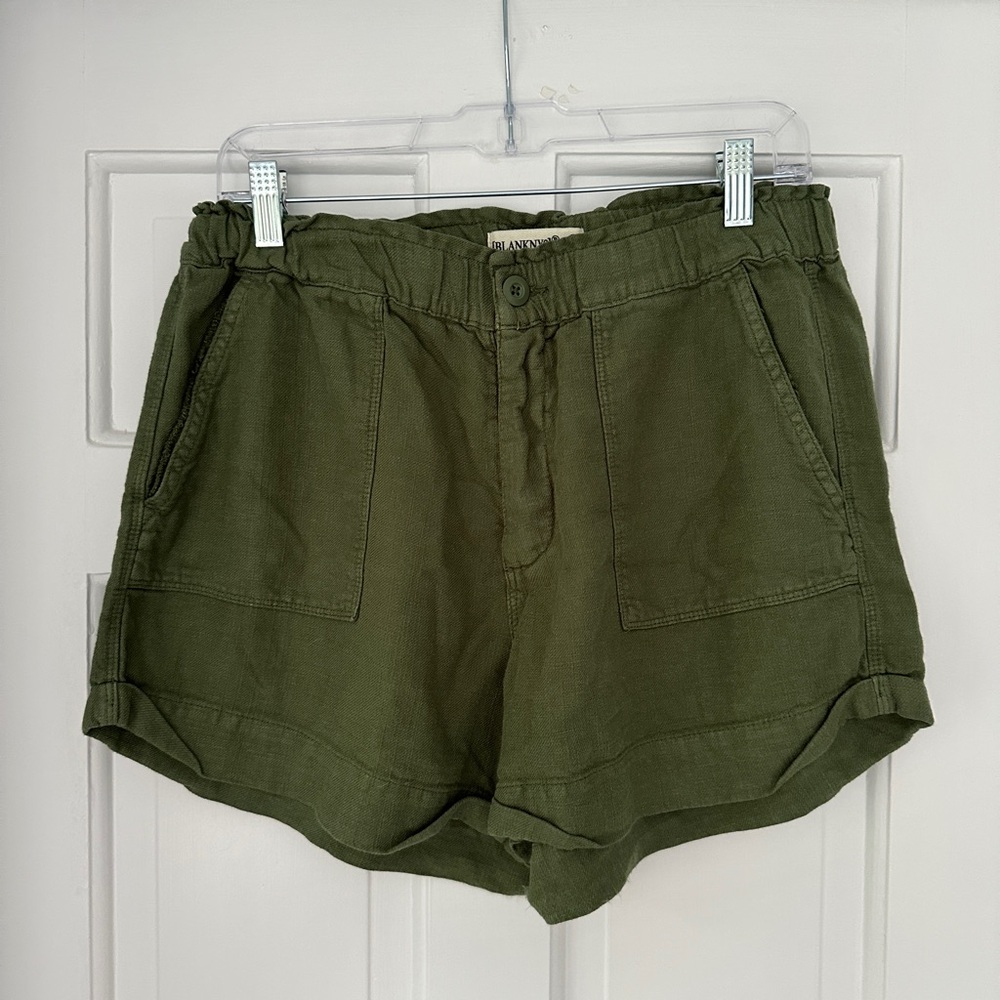 Blank NYC Olive Army Green Casual Linen Blend Summer Boho Shorts in Size Medium